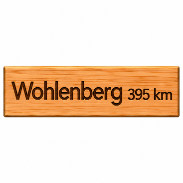 Geschnitztes Holzschild „Wohlenberg 395 km“